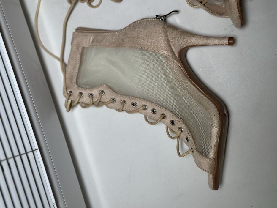 Бежевые туфли high heels