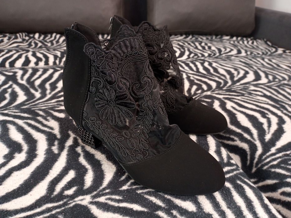 Nowe buty botki z koronka