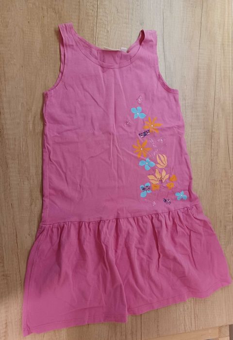 Różowa sukienka na ramiączkach