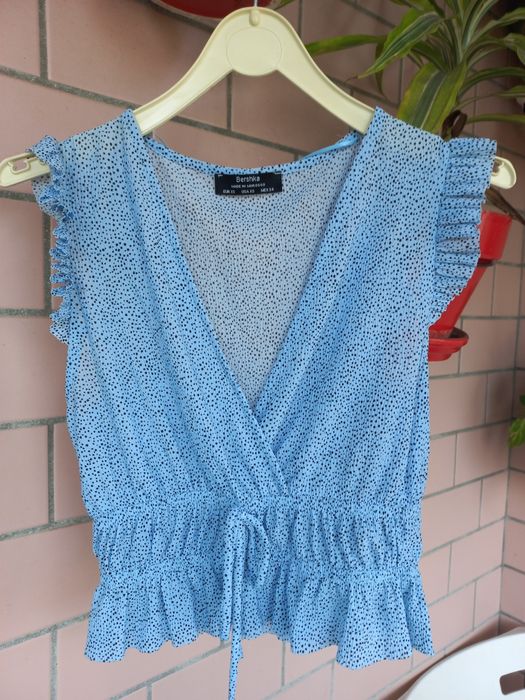 Top azul claro com pormenores pretos