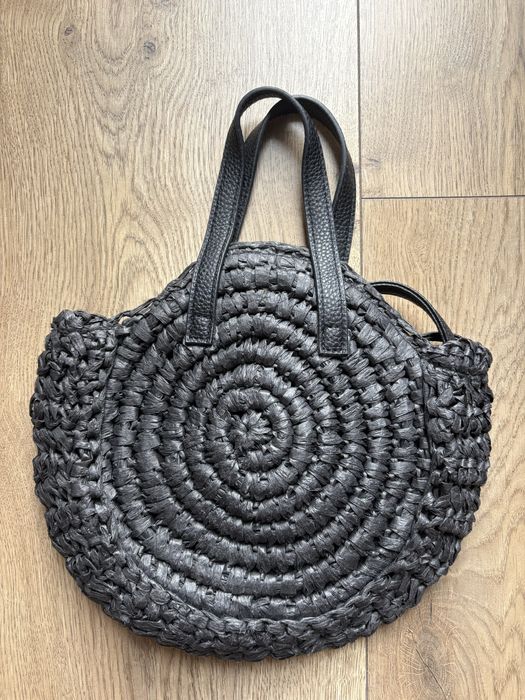 Słomiana czarna torebka - idealna na wakacje