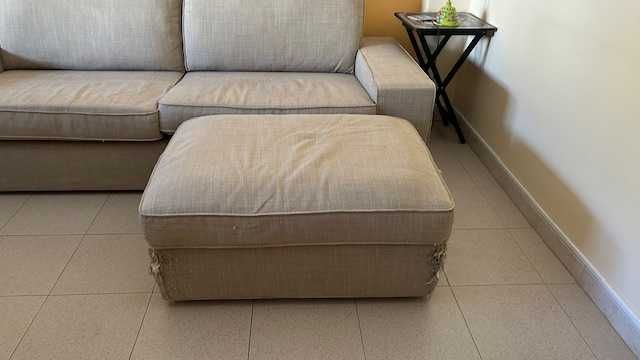 Sofá (3 lugares) em tecido beje claro c/ chaise-longue