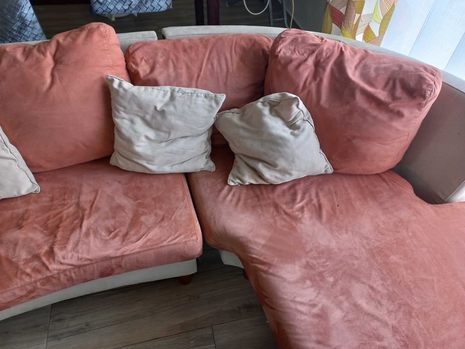 Sofá c/ chaise long e 2 puffs