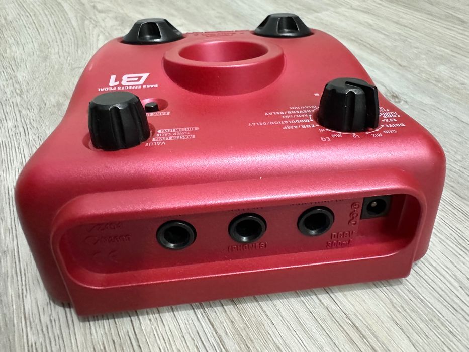 Zoom B1 efeitos baixo com percussão.