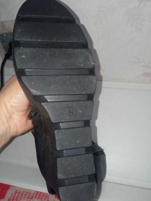 Сапоги кожаные, чобітки шкіряні.