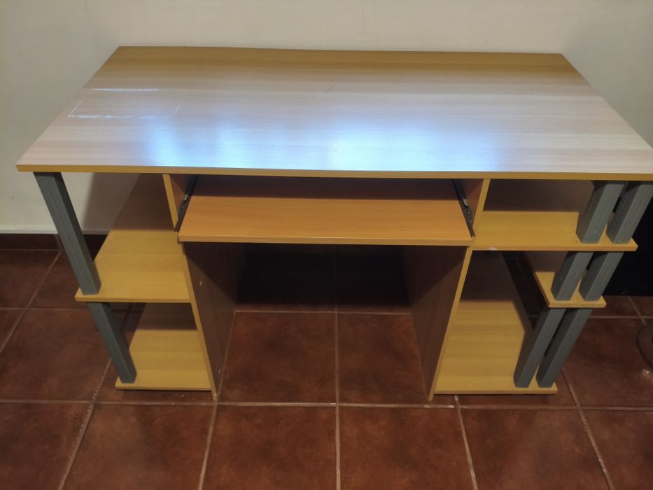 Secretária usada em bom estado