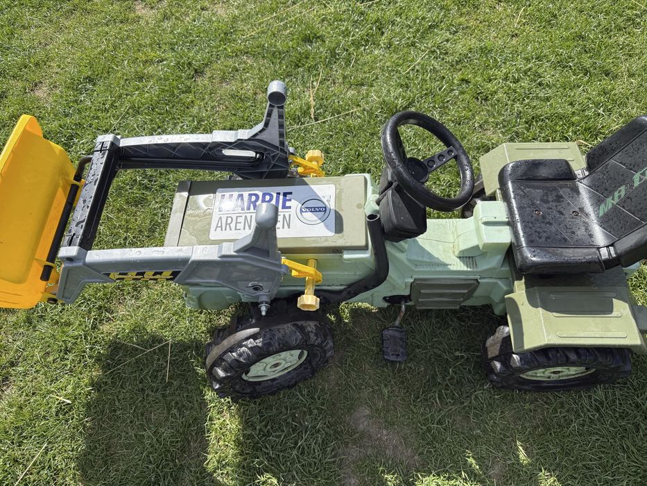 Traktor na pedały z przyczepą i łyżką. Jeździk