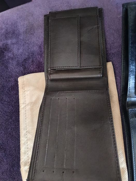 Carteiras  em pele castanha e preta ambas novas