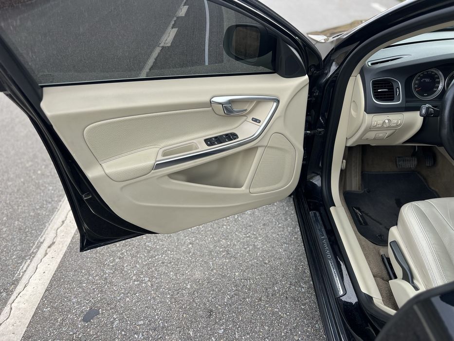 Автомобіль Volvo V60