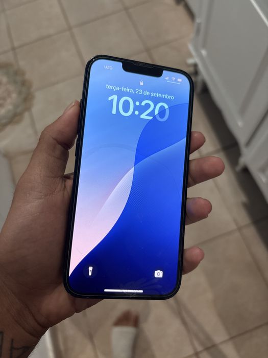 Iphone 13 ,parte traseira partida ,e um pequeno rachado em frente