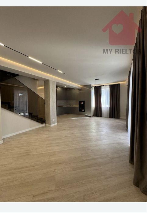 Продаж дуплекса з гаражем