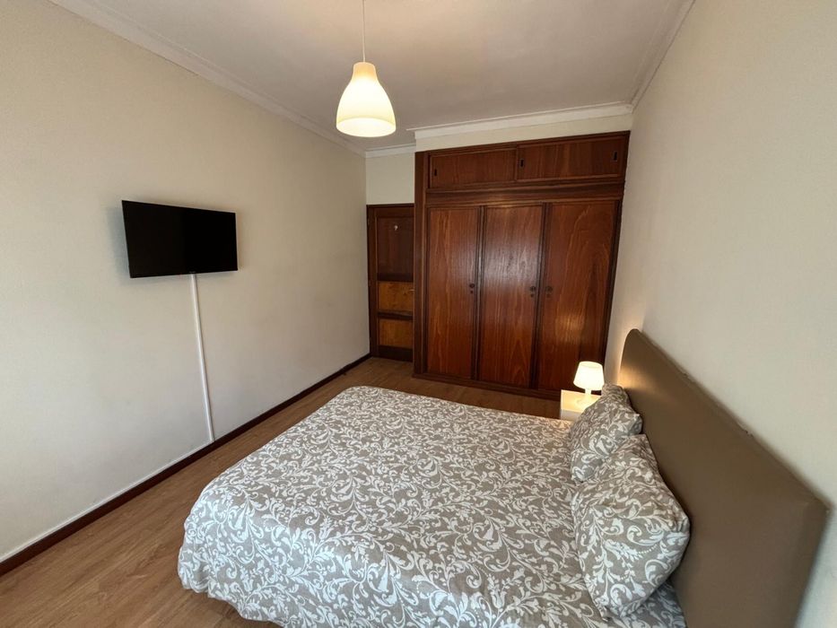 Quarto com muita luz e espaço em vivenda com uma cozinha toda equipada 4 quartos 2 WC completos .