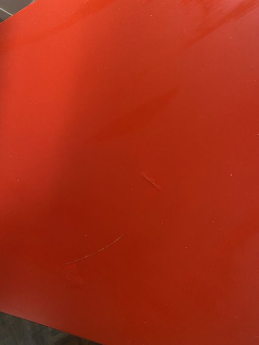 Movel com rodas vermelho