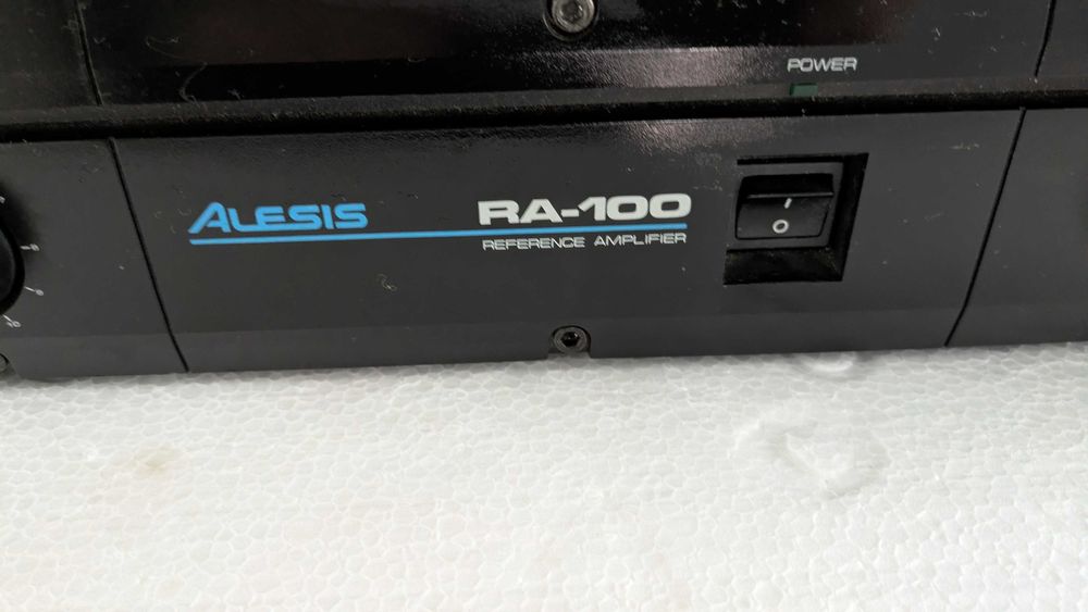 Amplificador ALESIS RA-100  (2x100Watts RMS)