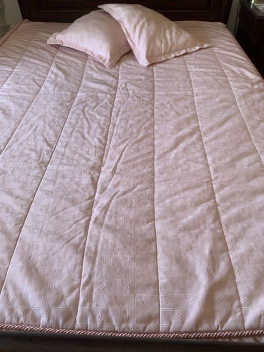 Colcha acolchoada com folho e 2 almofadas
