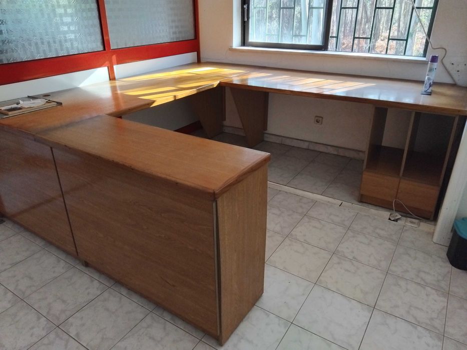 Conjunto de móveis de escritório em madeira