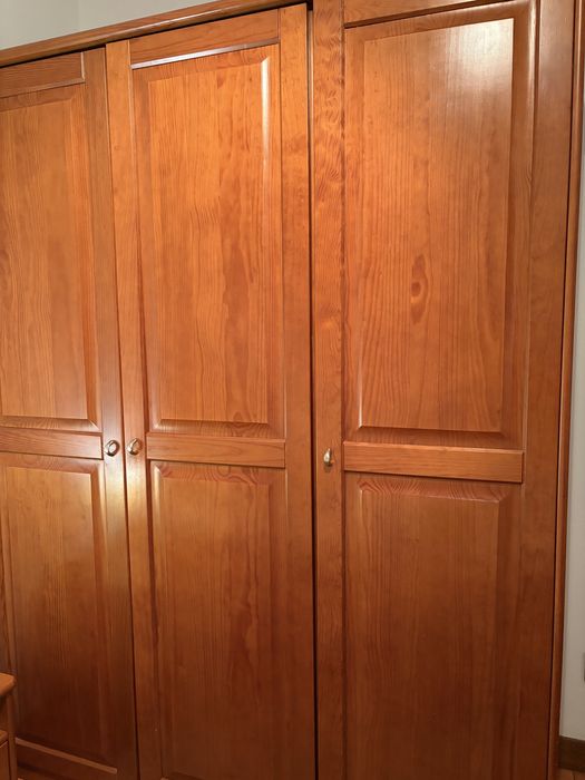 Roupeiro de cerejeira