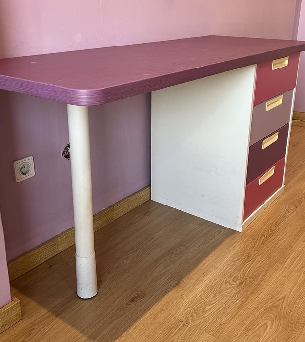 Secretária com 4 Gavetas Rosa e Lilás – Para Restauro