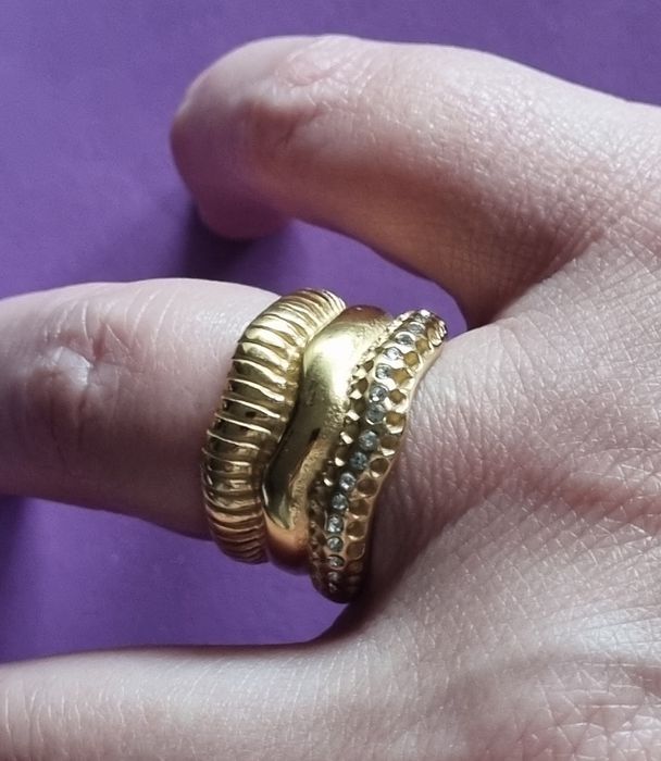 Anel dourado, em aço inoxidável, com zirconias. T17