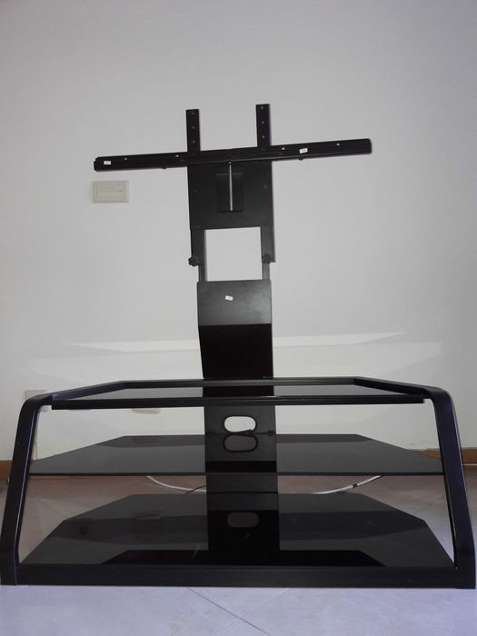 Armário TV em vidro temperado com coluna para fios