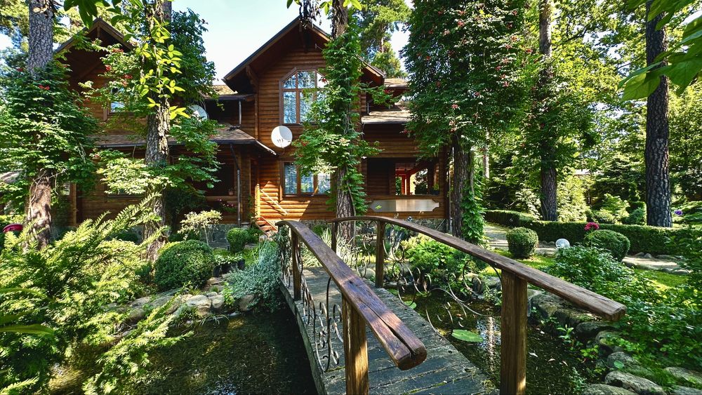 Продаж еко будинку з власним озером та соснами на території