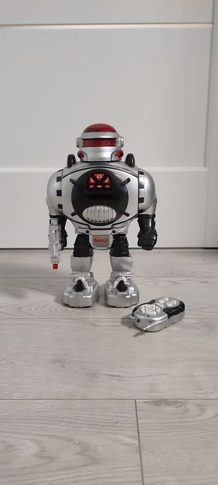 Розумний робот на радіоуправлінні, танцює, стріляє дисками