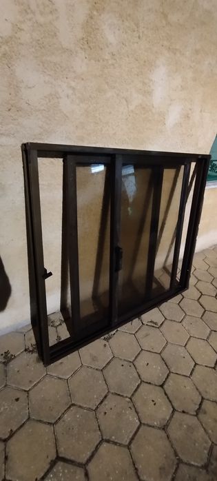 Vendo janelas em alumínio castanho