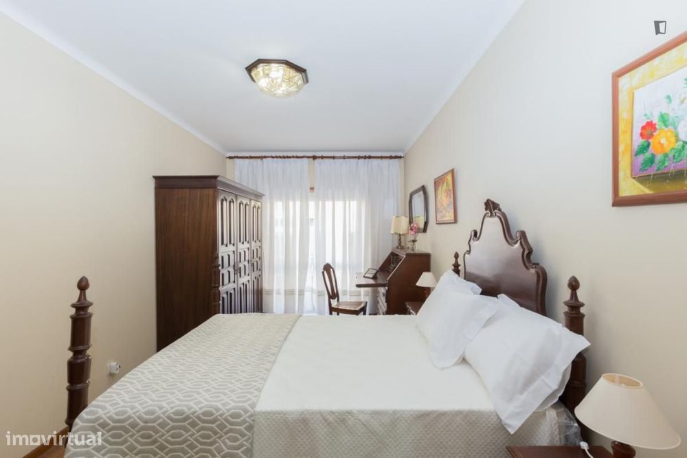 Quarto - localizado em Campanhã Porto
