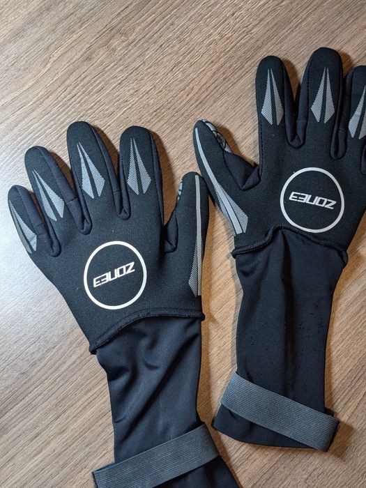 В наличии неопреновые перчатки ZONE3 ,