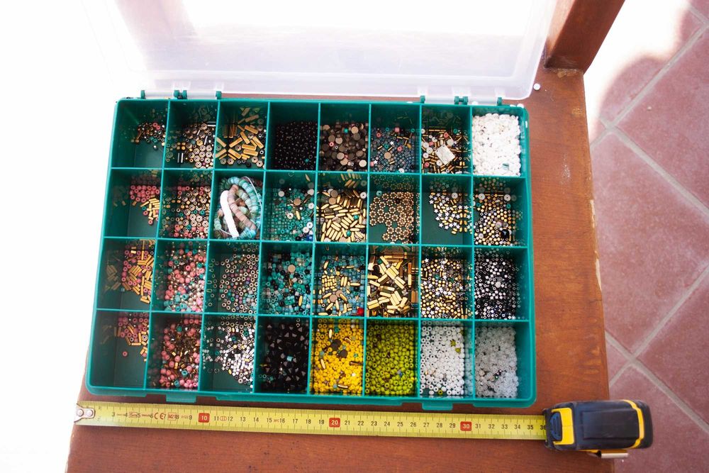 expositores e peças variadas de bijuteria