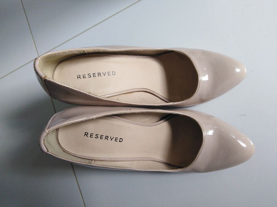 Szpilki Reserved nude połysk 38