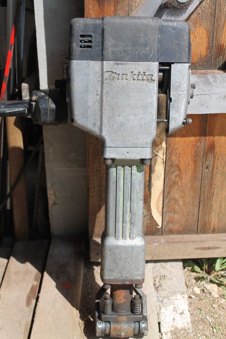 Młot wyburzeniowy Makita HM 1810    czytać opis