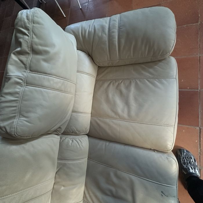 dois sofás de ecopele de tone creme