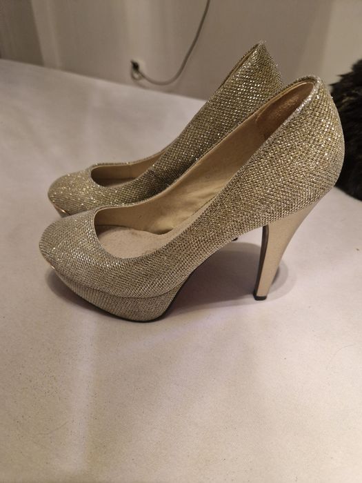 Złote szpilki rozmiar 35 błyszczące