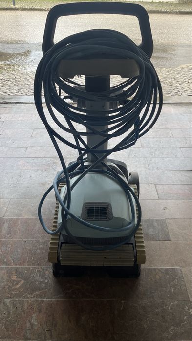 Robôt de limpeza de piscinas