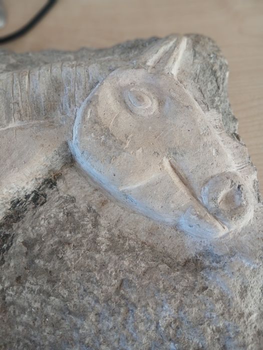 Escultura de cavalo em pedra