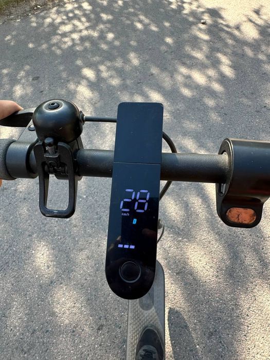 Продам электросамокат Mi Electric Scooter Essential