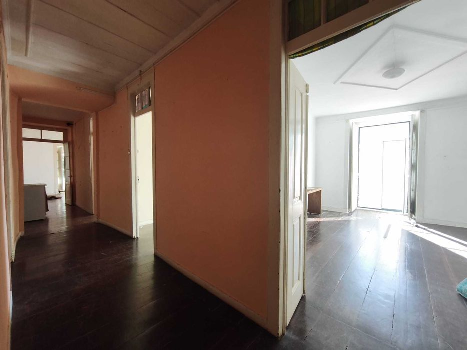 T3 com quintal, junto ao Castelo, para remodelação integral