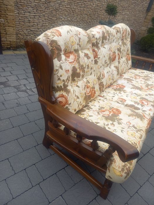 Продам хороший диван на терасу.