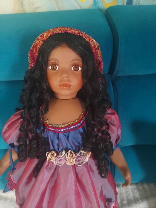 Lalka porcelanowa sygnowana cyganka