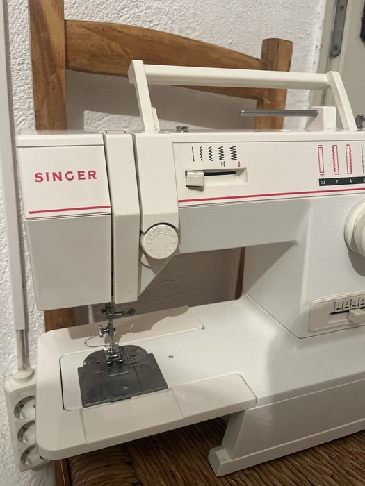 Máquina de costura SINGER com pedal