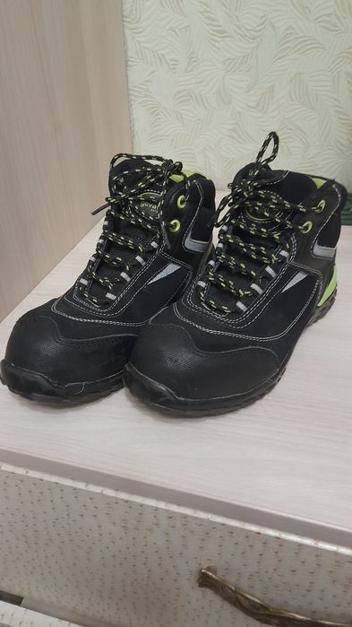 Ботинки специальные 37-38 р.(23см стелька)+ шлёпки в п