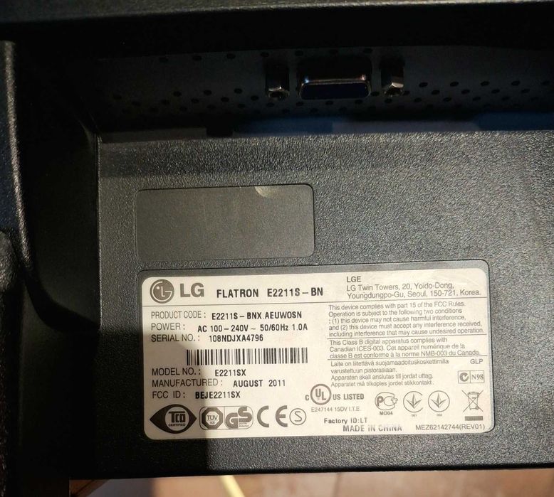 Monitor LED LG E2211S- BN + okablowanie