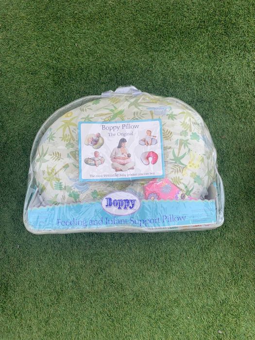 Almofada de amamentação da marca Boppy com duas fronhas lavavéis