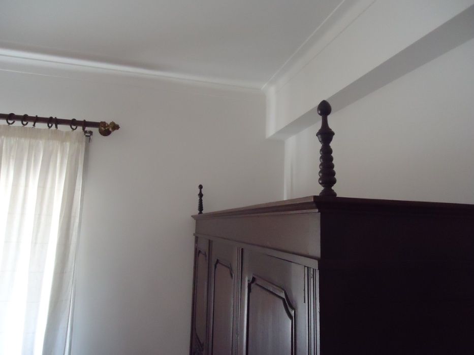 Quarto de Casal Clássico em Mogno – Estado Impecável