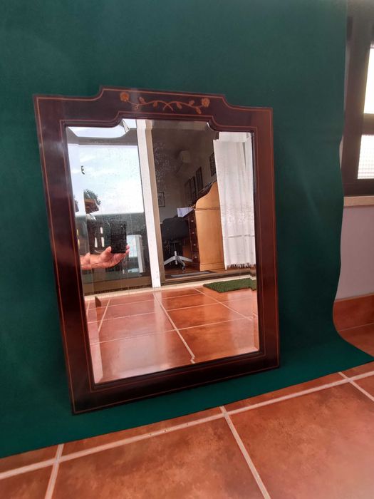 Espelho vintage com embutidos, de madeira maciça, em muito bom estado