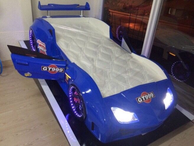 Детская кровать машина.