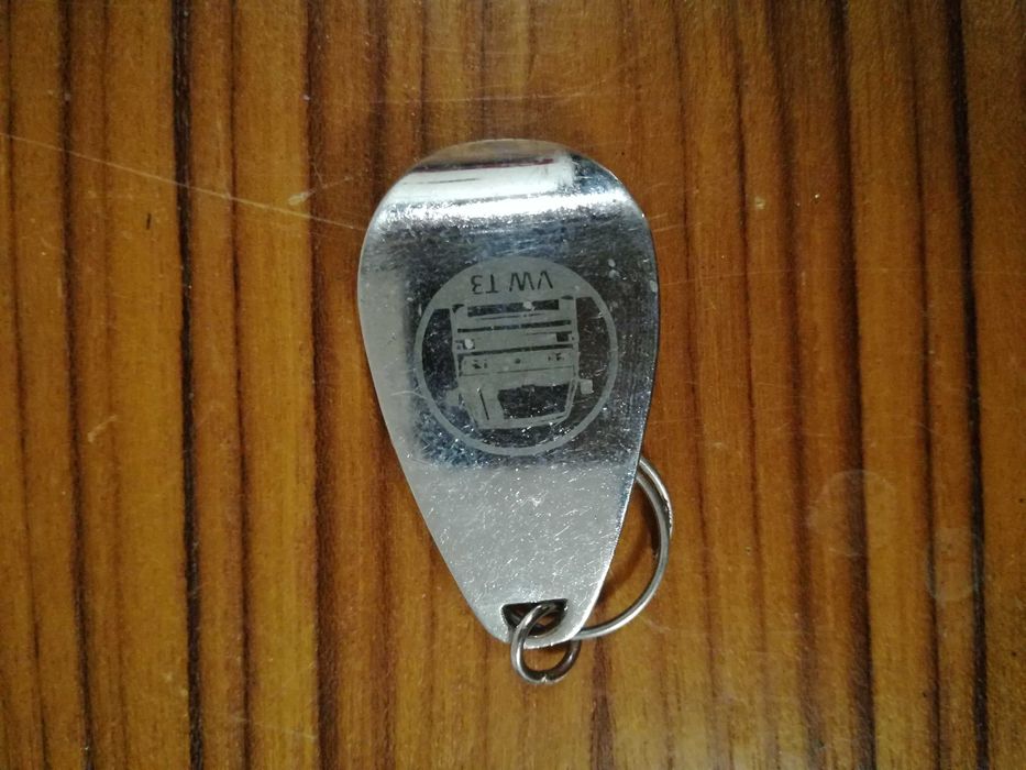 Metalowy brelok - otwieracz do butelek z grawerem VWT3