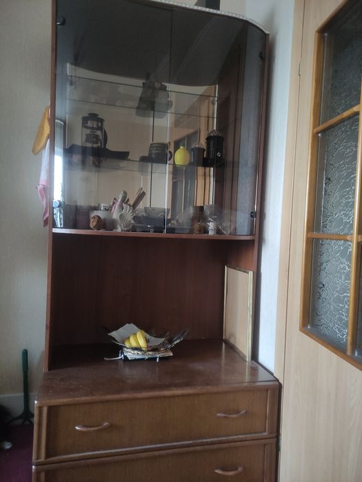 Буфет і шафа.        .