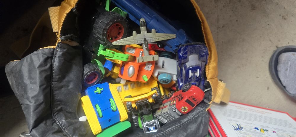 zabawki -autka, zwierzatka, pistolet